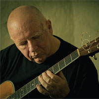 Link to photo of Michael Smith playing guitar